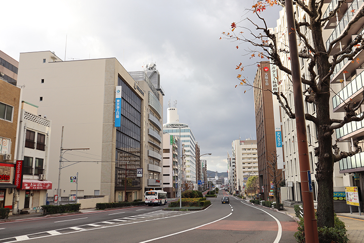 大通りに出ると右折します。「太陽生命」や「東京海上日動」を目印にしてください。